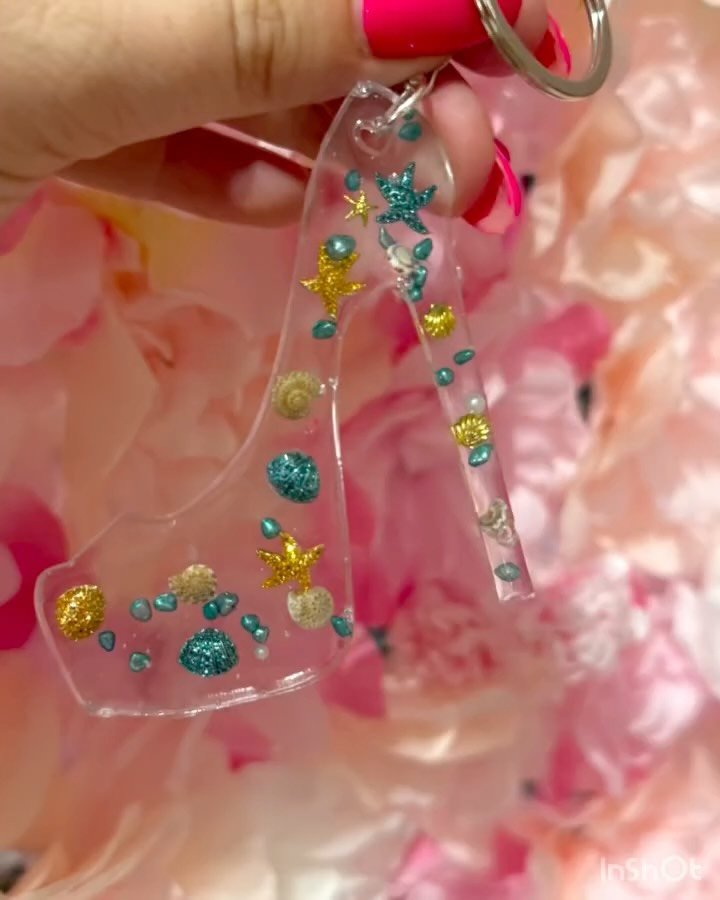 Artzi Events – Resin bag charms Guests create their own custom resin charm using glitter, embellishments